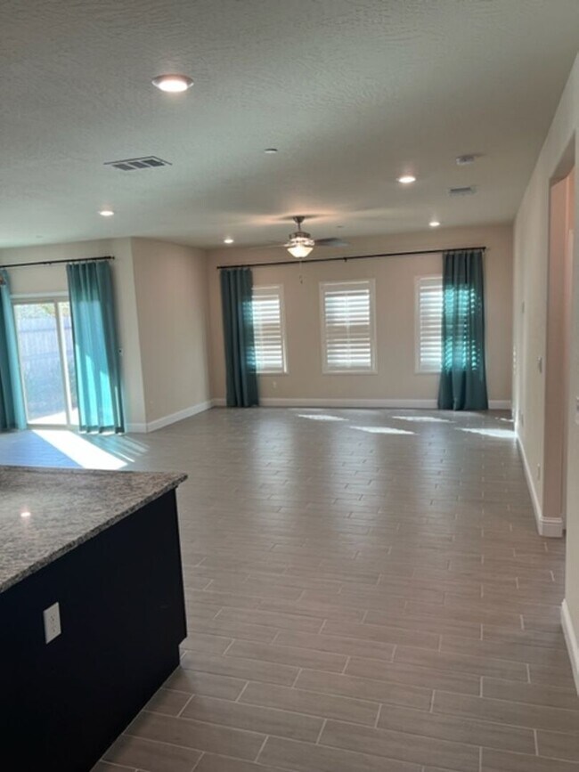 Foto del edificio - Lennar Ironsides 3 Bed 2 Bath AVAILABLE FOR RENT NOW!