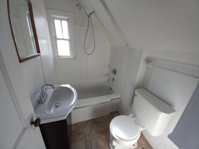 Foto del edificio - $650 - 1 Bedroom 1 Bath Apartment - Heart of the City
