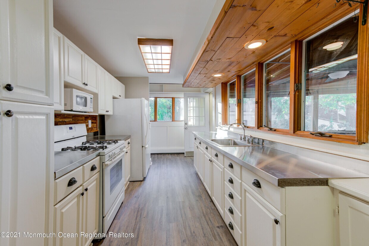 7 Broadway, Middletown, NJ 07718 House for Rent in Middletown, NJ