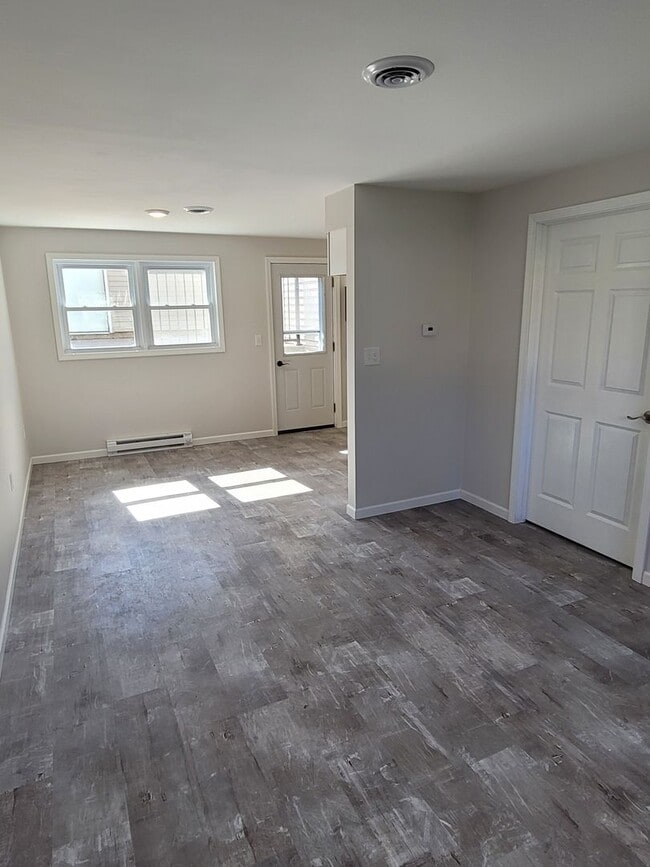 Building Photo - 2 Bedroom, 1 Bath Duplex w/Garage in Camanche, IA