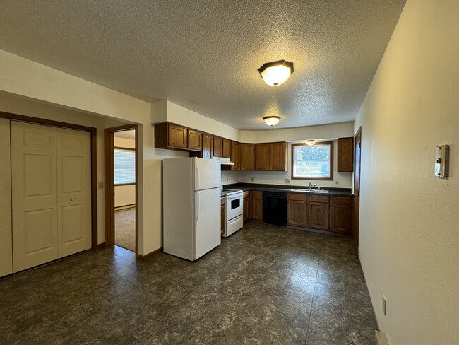 Building Photo - 2318 Meadow Ln