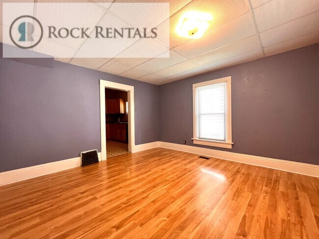 Foto del edificio - 3 Bed 1 Bath with Bonus Room