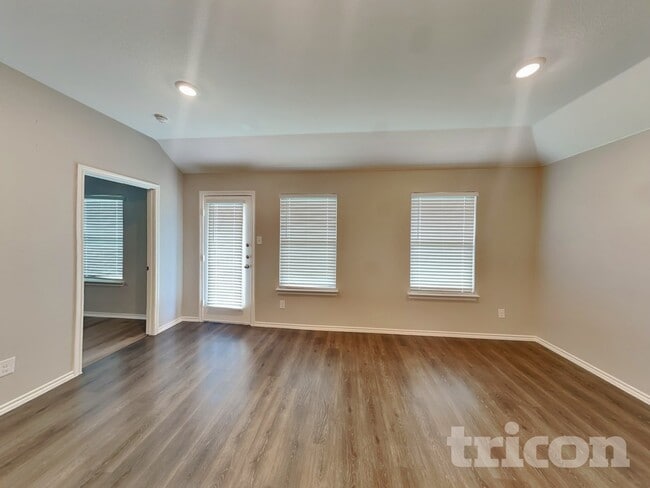 Building Photo - 636 Excelsior Dr