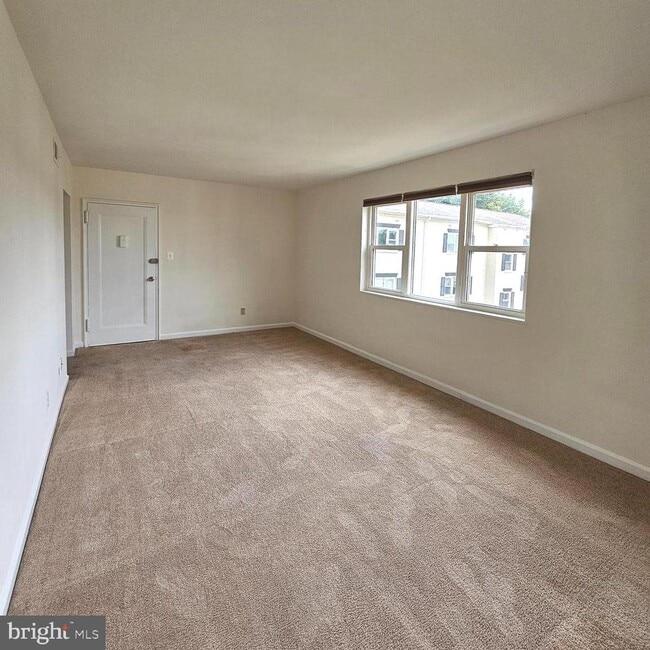 Building Photo - 3045 Patrick Henry Dr