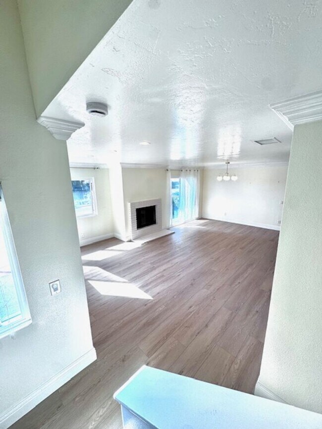 Building Photo - Remodeled townhome
