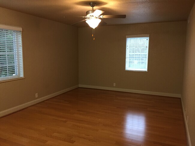 Living/family room - 411 Grandview Ct