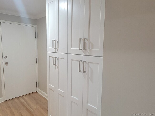 Building Photo - 160 Fairfield Woods Rd