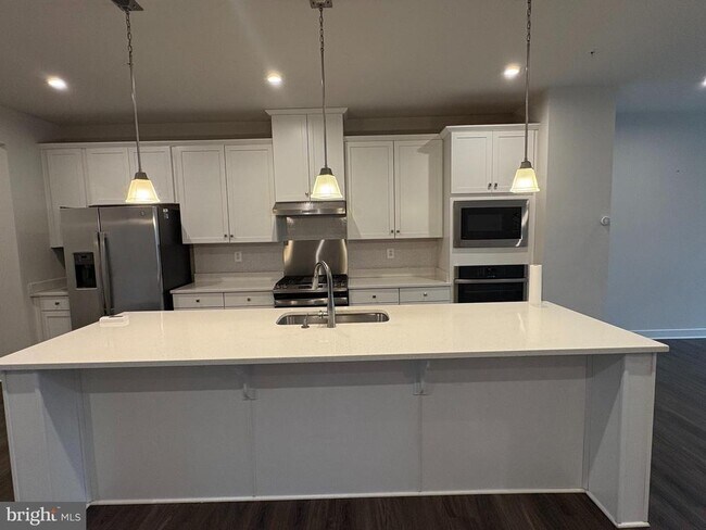 Building Photo - 8711 Shady Pines Dr