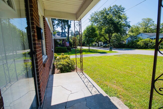 Foto del edificio - Charming 2-Bedroom Duplex in Rosewood – Available July 2026!