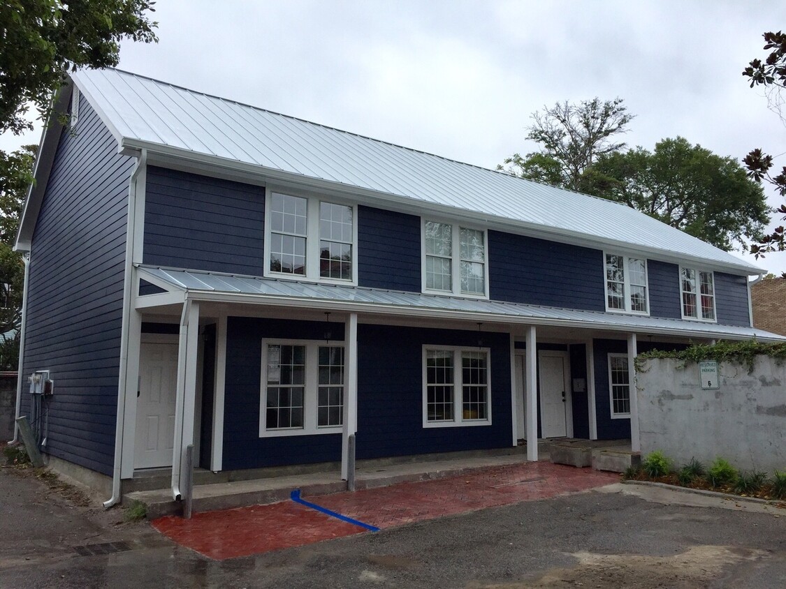 Primary Photo - 2 Bedroom 1.5 Bath Townhouse Downtown Char...