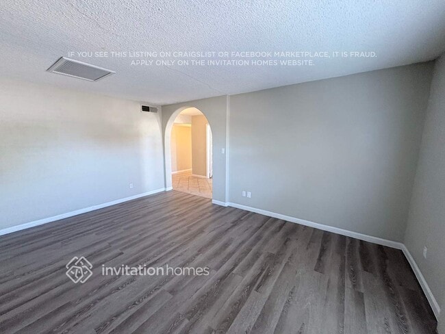 Building Photo - 2742 S Las Palmas