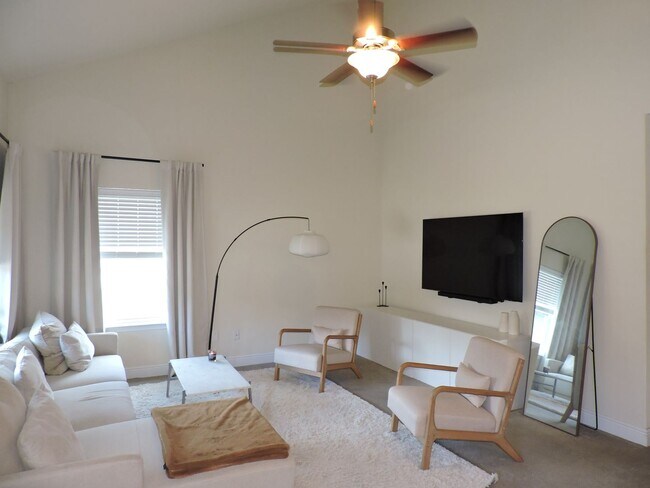 Building Photo - Only minutes from downtown Pensacola & clo...