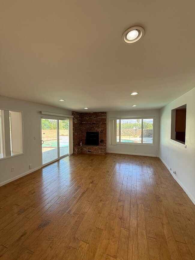 Foto del edificio - Gorgeous 3 Bedroom, 2 Bathroom, Granada Hi...