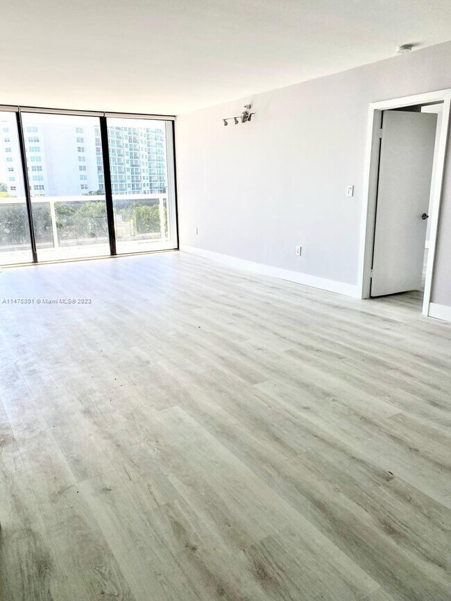 Building Photo - 20505 E Country Club Dr