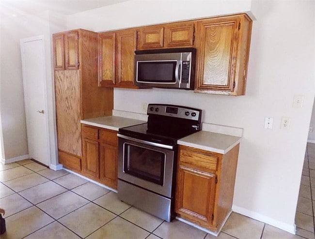 Building Photo - 3718 Village Grove Dr