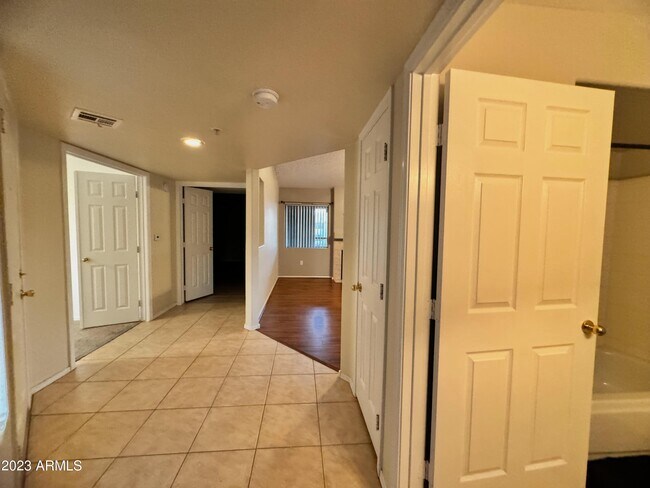 Foto del edificio - 9721 N 95th St