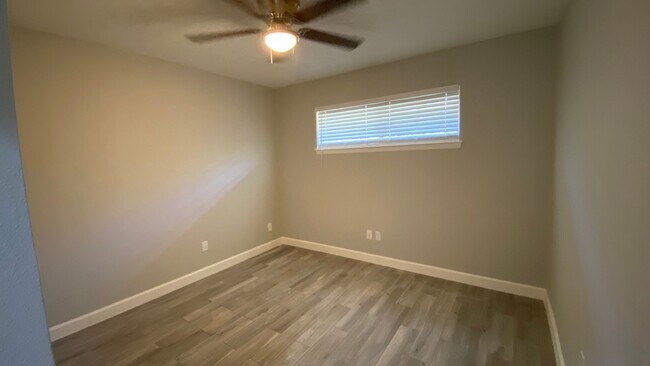 Foto del edificio - 1200-1202 N OConner Road