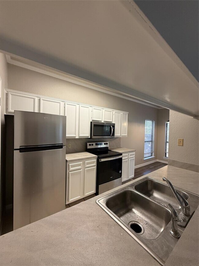 Foto del edificio - 6501 Columbia Oaks Ct