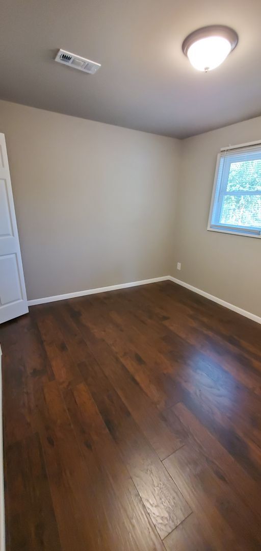 Building Photo - 3 Bedroom Home with Garage
