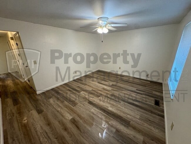 Building Photo - Single Level  2 Bed Apartment with Garage