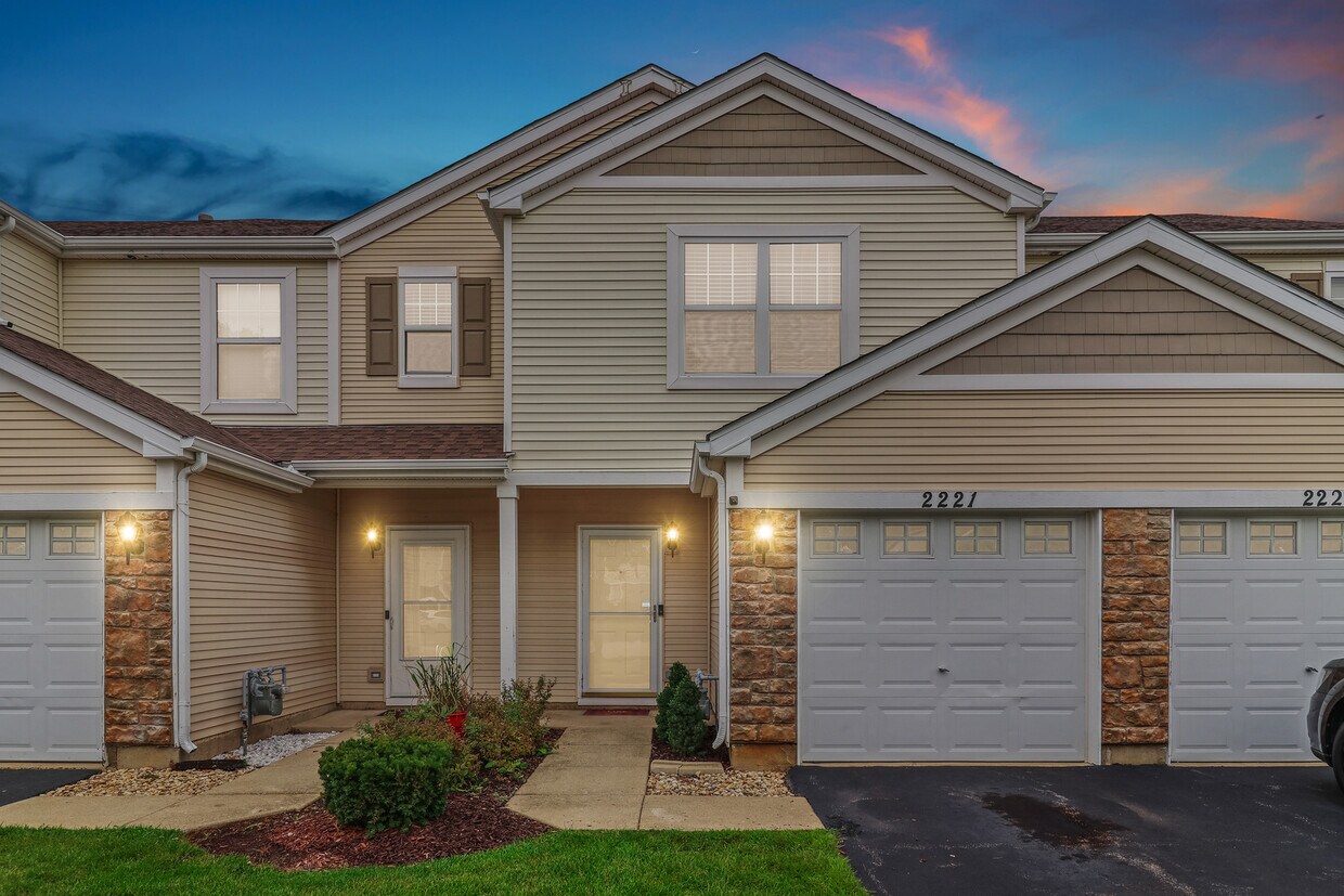 2221 Flagstone Ln, Carpentersville, IL 60110 House Rental in