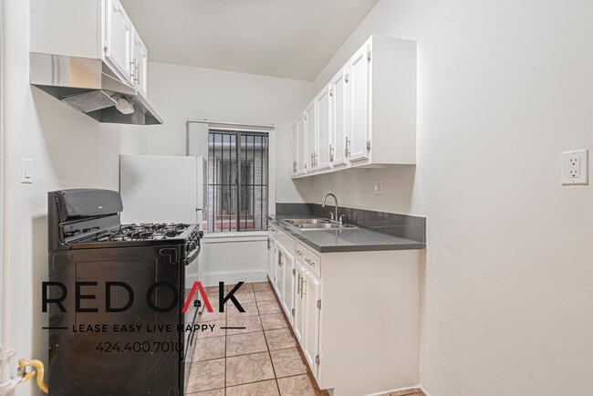 Foto del edificio - Terrific Studio with Beautiful Hardwood St...