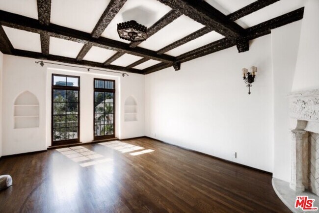 Foto del edificio - 1302 N Sweetzer Ave