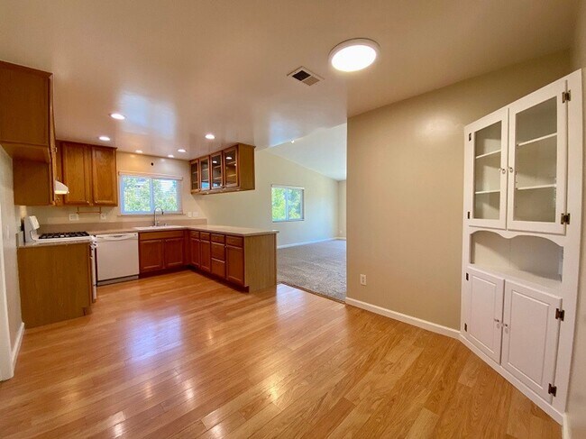 Foto del edificio - Beautifully Renovated Three Bedroom Browns...