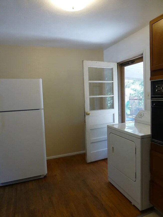 Building Photo - 2-Bed/1-Bath Home in Duplex on Quiet Street