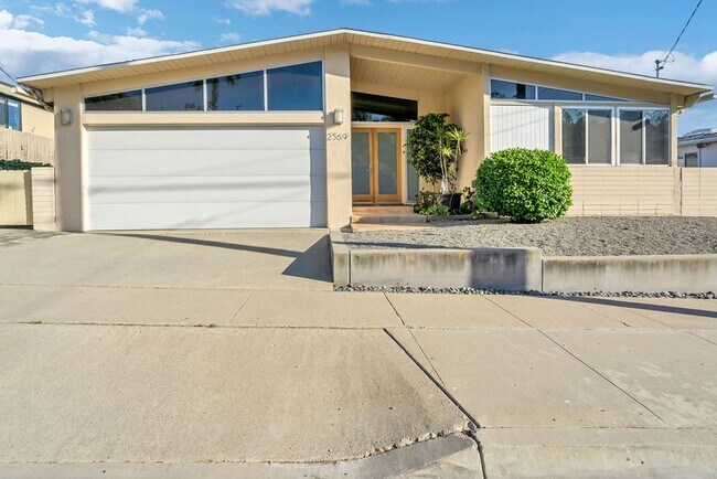 Building Photo - Single story view home overlooking Mission...