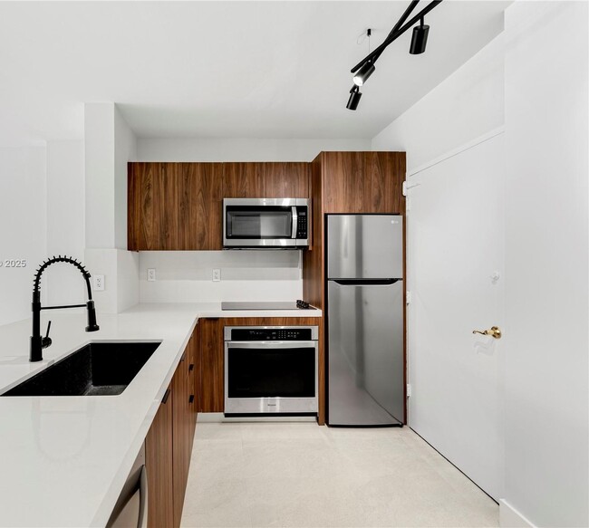 Building Photo - 5601 Collins Ave