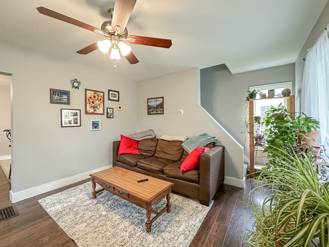 Living room - 662 Southwood Avenue