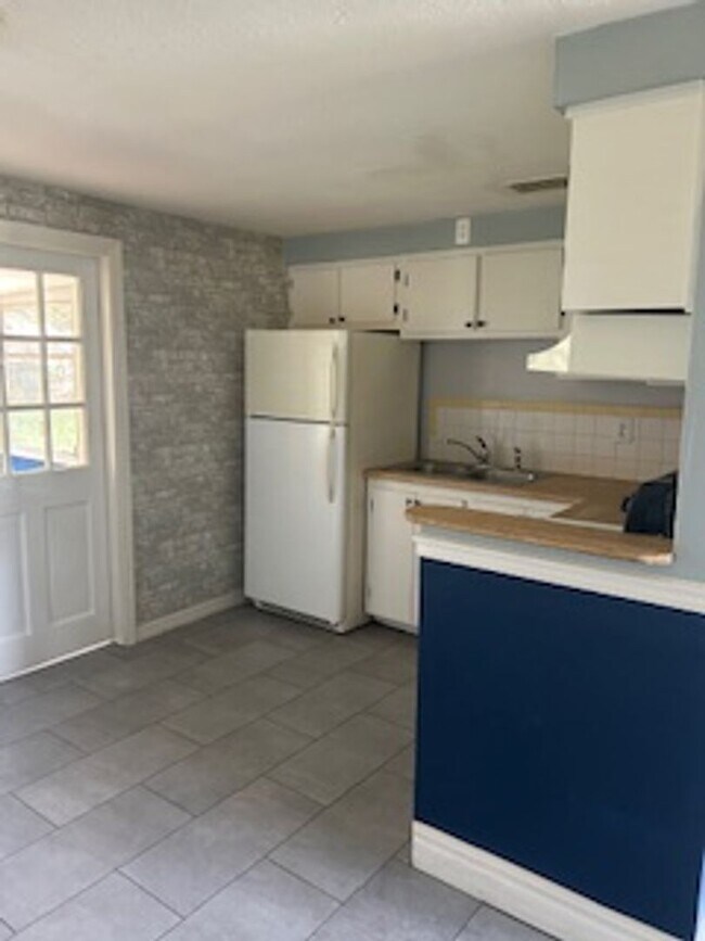 Building Photo - 3/1 available now! Close to everything!
