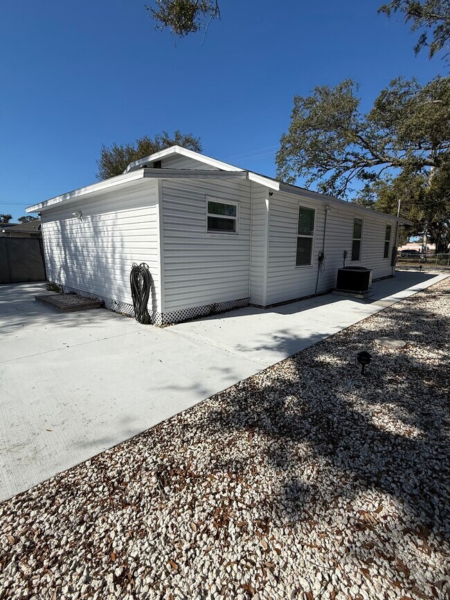 Building Photo - 1540 7th Ave E