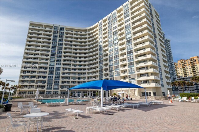 Foto del edificio - 3180 S Ocean Dr
