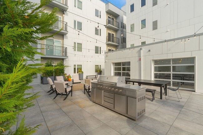 Interior Photo - Graduate Pointe