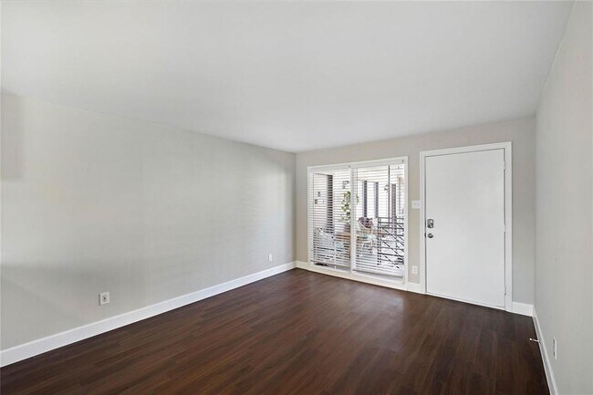 Foto del edificio - 1016 E 7th St