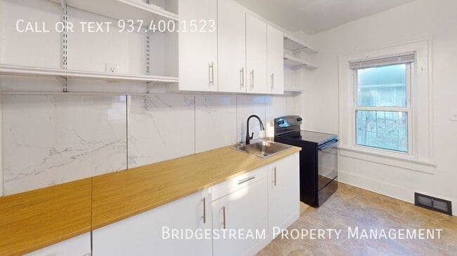 Building Photo - Cozy, updated 3 BR, 1.5 BA half double wit...