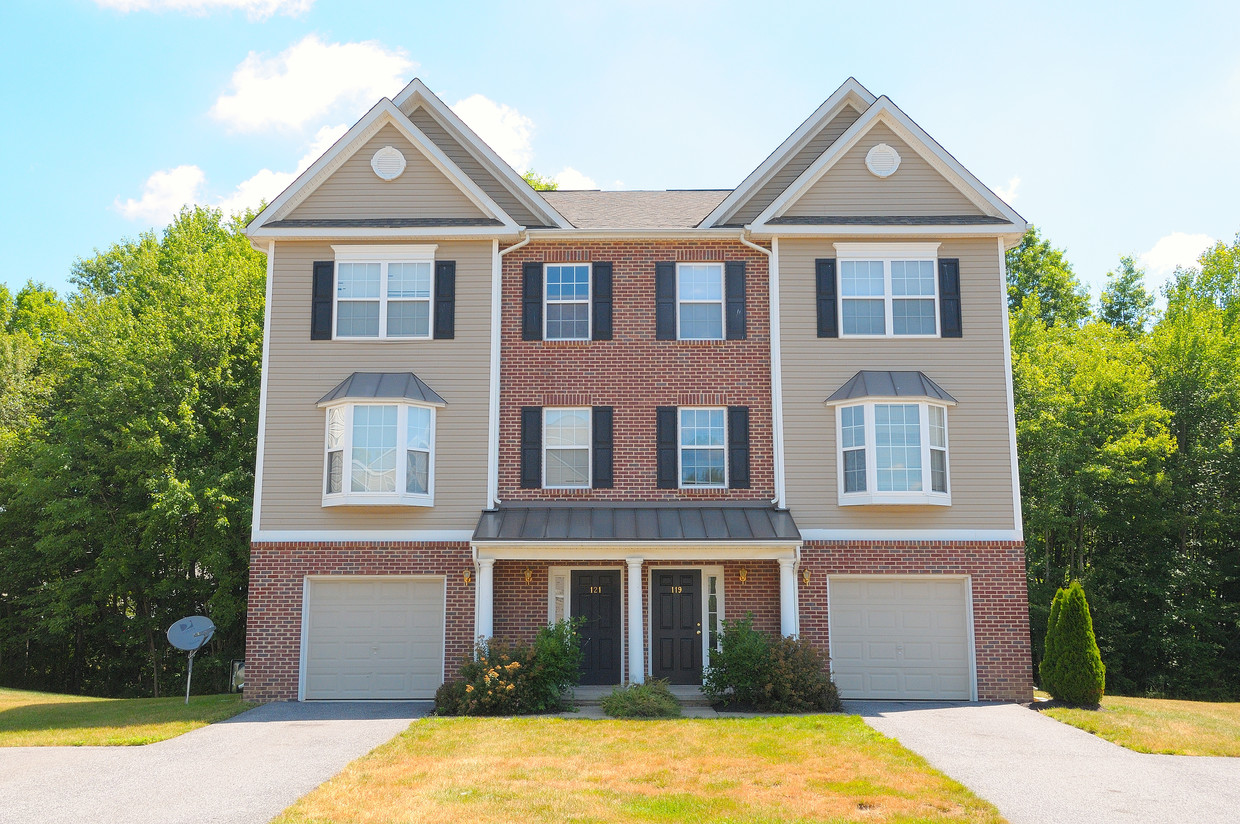 Valley Stream Village Townhomes Apartments in Newark, DE