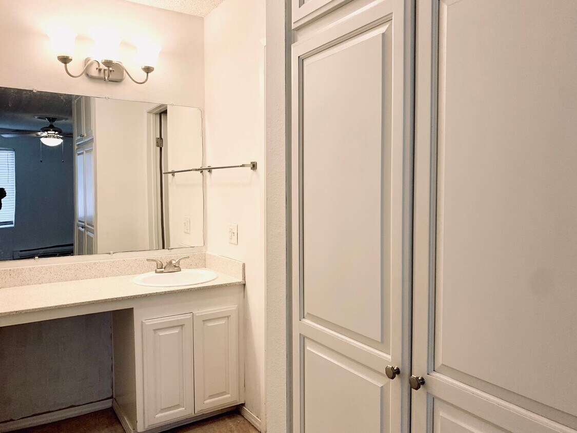 Foto del edificio - 2 bedroom, 1 bath, upper level unit