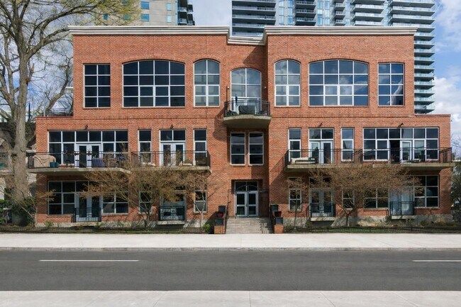 Building Photo - 1 bedroom 1 bath condo Prime Midtown location
