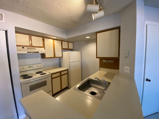 Foto del edificio - Just Reduced!! Charming 1/1  with water in...