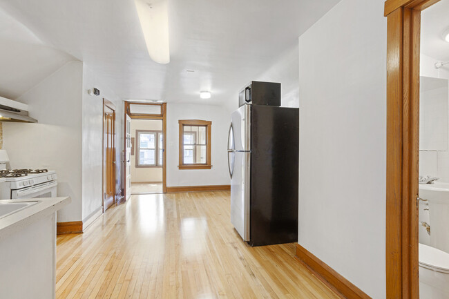 Building Photo - 4101 W Oakdale Ave