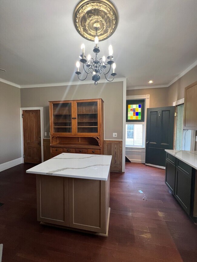 Building Photo - Large 3 Bedroom with 1.5 baths