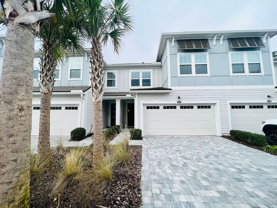 Foto principal - Gorgeous townhome in Pablo Cove.