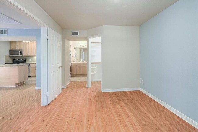 Building Photo - 7685 Northcross Dr