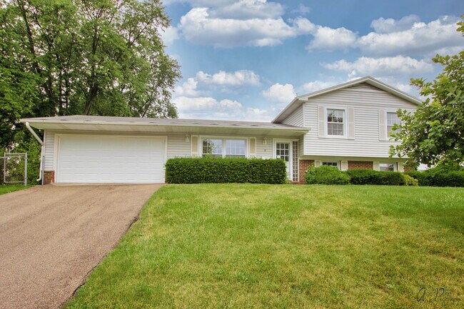 Building Photo - 35 Meadowbrook Ln
