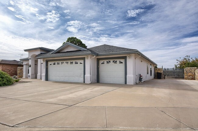 Building Photo - Beautiful house with a pool and refrigerat...