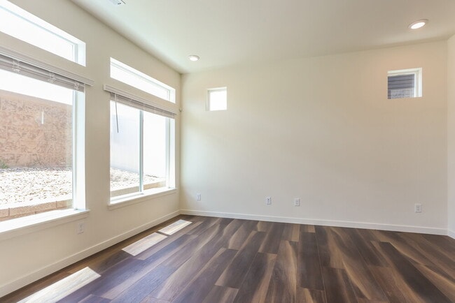Foto del edificio - 4764 N Tower Dr