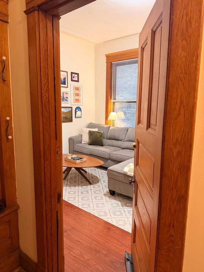 Building Photo - 1037 N Damen Ave